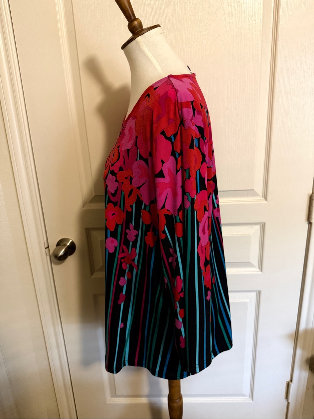 Bob Mackie Wearable Art Tunic Floral Blouse on Black Ladies XL - Picture 3 of 8